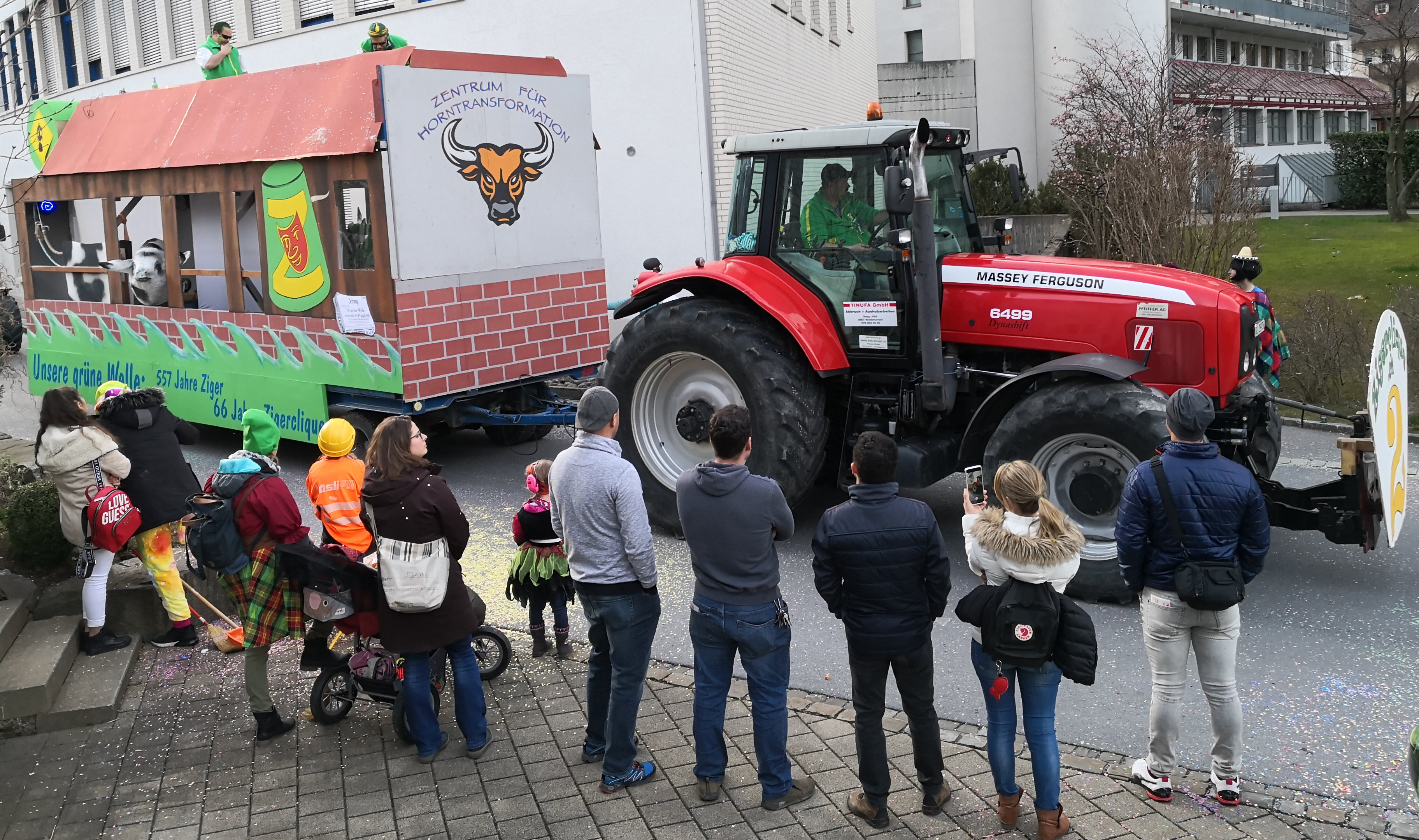 Die Zigerclique am fasnachtsumzug in Netstal